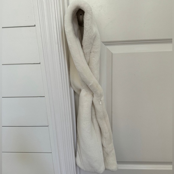 boutique sherpa pull-through warm cozy chic winter accessory scarf - Picture 3 of 6